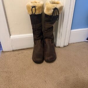 Cozy Brown Shearling-Lined Winter Boots